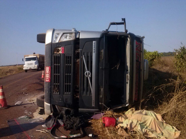 Motorista de caminho boiadeiro morre em acidente na Rodovia do Vale.