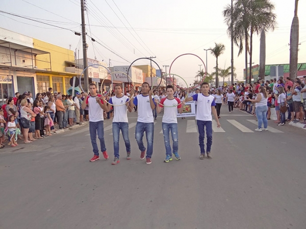 Populao de Juara lota a Avenida Rio Arinos para ver o Desfile de Sete de Setembro.