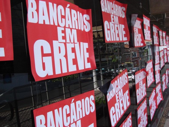 Bancrios em greve e bancos voltam a renegociar nesta tera-feira