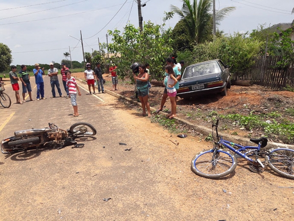 Acidente entre carro e moto no Jardim Amrica deixa dois jovens feridos.