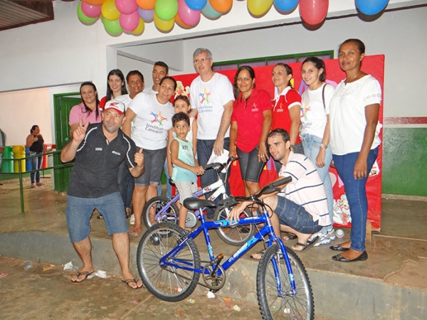 Escola Maria Requena e Canopus Motos premiam crianas no seu dia com festa e bicicletas.