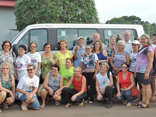 Assistncia Social realiza entrega simblica de van para a terceira idade de Juara