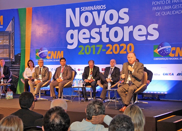 Prefeitos eleitos de Mato Grosso participam de seminrio nacional em Braslia