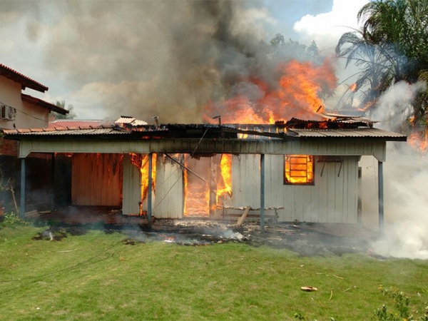 Teste de vazamento em botijo de gs causa exploso e incndio e residncia de idosos.