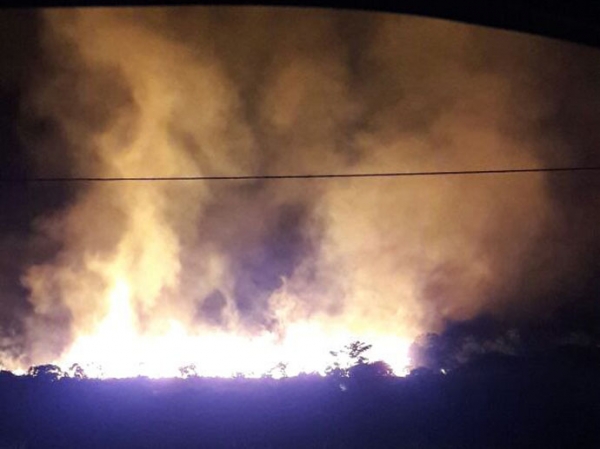 Fogo em p de serra assusta moradores do Bairro Cruzeiro do Sul em Juara.