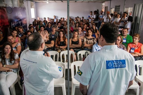 Governador e secretrio dialogam com profissionais da Educao de Canarana