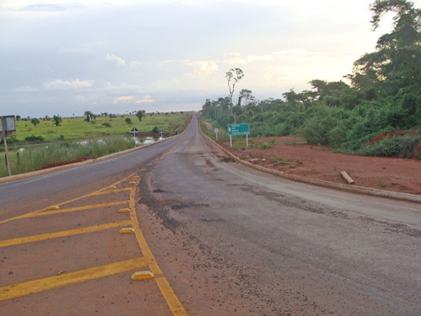 Carreta cmera fria carregada tomba na Rodovia do Vale