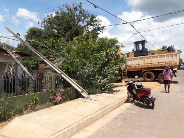 Caminho com P Carregadeira em cima enrosca em cabos rede de energia e telefone, quebra poste e derruba padro em cima de casa.