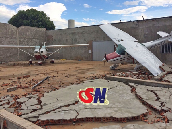 Tempestade de vento tomba avio e arranca cobertura de hangar no aeroporto de Juara.