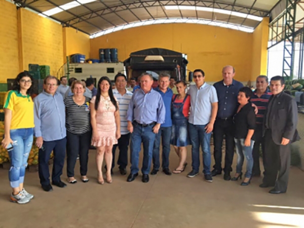 Ministro Blairo Maggi visita feira de pequenos produtores em Cuaib