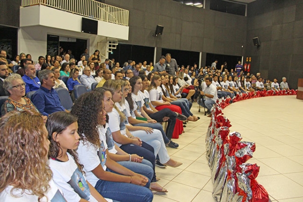 Projeto premia 30 alunos que tiveram melhores notas, disciplina e frequncia em Campo Novo do Parecis