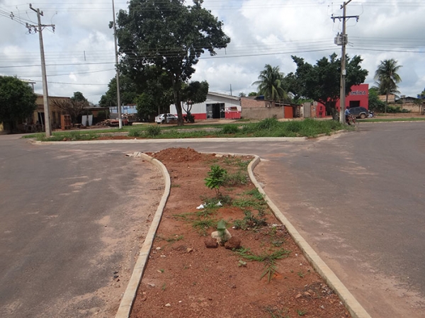 Abertura de canteiro cria problemas no trnsito na sada do Bairro Bandeirantes em Juara.