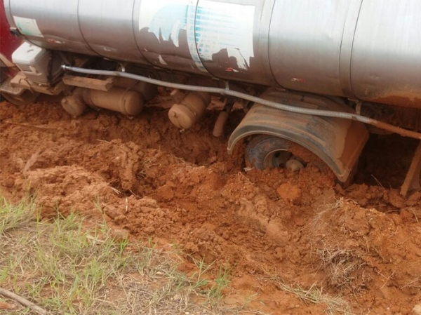 Chuvas causam atoleiro na estrada da balsa, cerca de 03 km do centro de Juara.