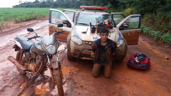 PM de Nova Fronteira prende elemento na MT 220, que furtou moto em fazenda da regio.