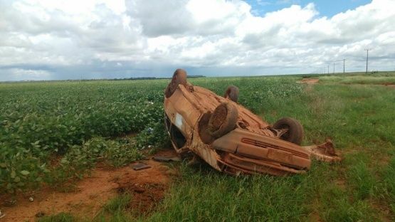 Mulher morre aps carro sair da pista e capotar em rodovia estadual