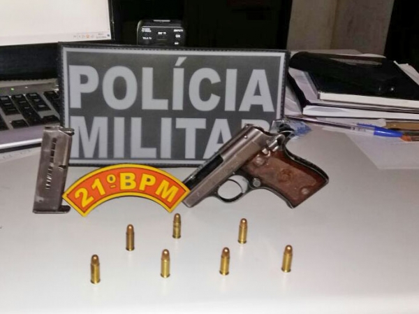 PM de Nova Fronteira prende homem de 22 anos na MT 220, com pistola 6.35 municiada.