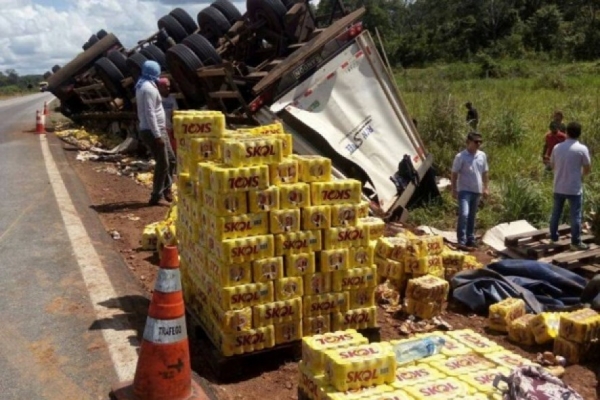 Carreta carregada com cerveja tomba em rodovia de MT