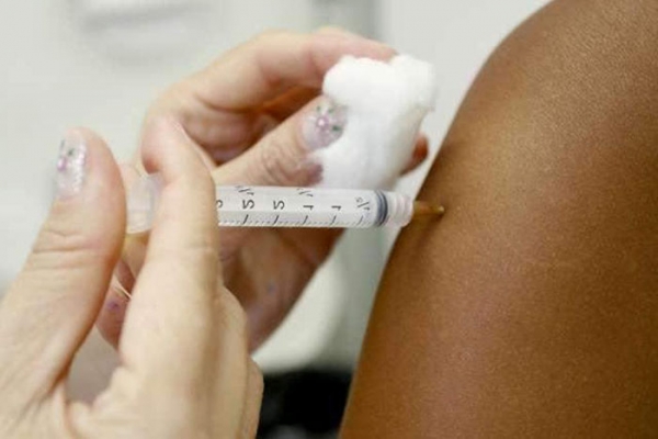 Unidades de Sade comeam a receber doses de vacina contra o HPV para meninos