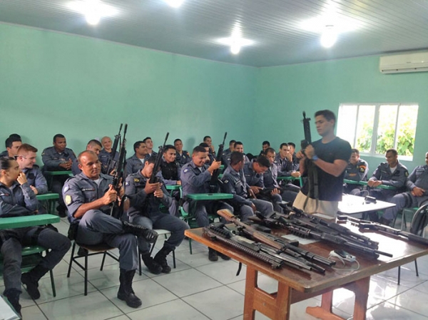 Policiais do 21 BPM - Vale do Arinos recebem instruo para manuseio de fuzil cal 5,56 e Gauge 12.