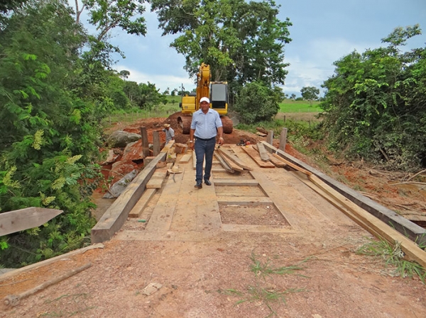 Rodoponte recupera cabeceira de ponte na comunidade Serrinha II, que rompeu com as chuvas.