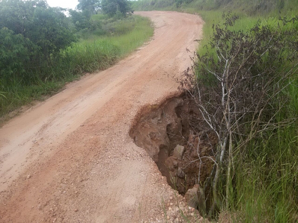 ATENO MOTORISTAS: Secretaria de Transporte interdita trecho de estrada aps rompimento de bueiro