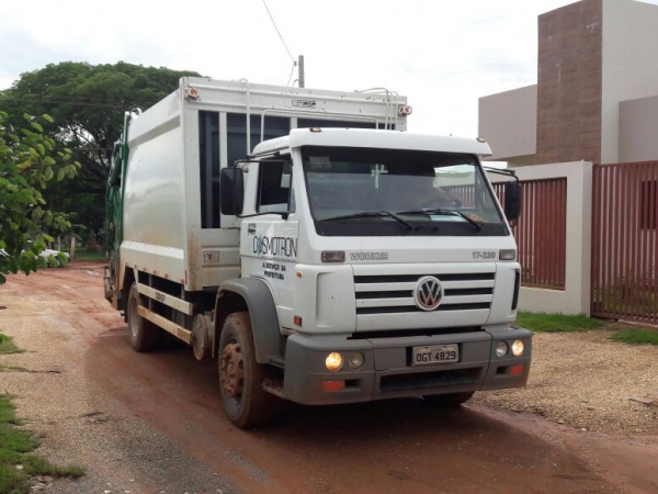 Empresa garante aquisio de um novo caminho de coleta e promete regularizar a situao do lixo em Juara