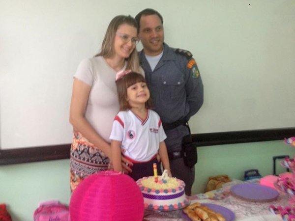 Maria Isabela (Bebela) comemora 04 anos com festa na escola e na famlia.