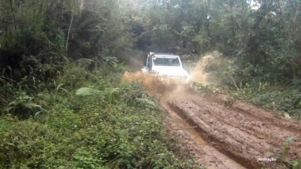 Caminho guincho dar o suporte para os participantes do 1 Passeio Ecolgico Rally