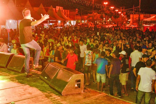 Carnaval rene centenas de juarenses na Praa dos Colonizadores