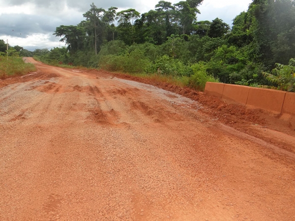 Prefeitura faz paliativo nas cabeceiras das pontes do Rio do Sangue e Palmiter.