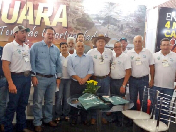 Governador Pedro Taques e vice Luiz Fvaro visitam estande da ACRIVALE no InterCorte Cuiab.