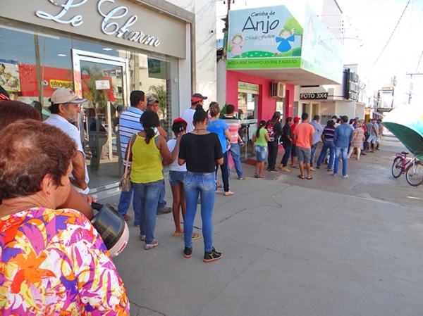 Usurios reclamam da longa fila do lado de fora da Caixa Econmica Federal de Juara.