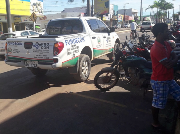 Coordenador do Procon deixa caminhonete atrapalhando local de estacionamento de deficientes.