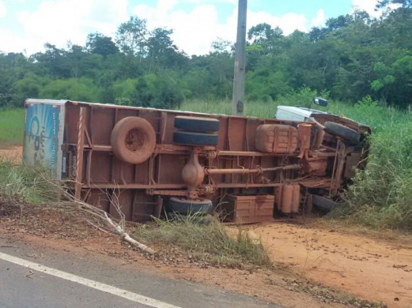 Caminho cmera fria tomba em desvio onde formou buraco na MT 338, prximo  Porto dos Gachos.