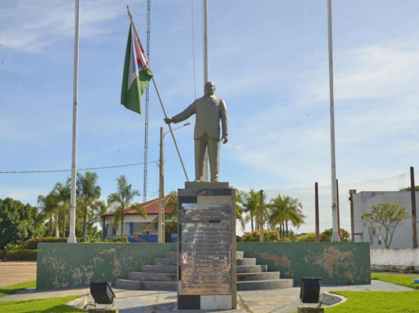 Artista conclui obra de restaurao da mo direita do colonizador Z Paran