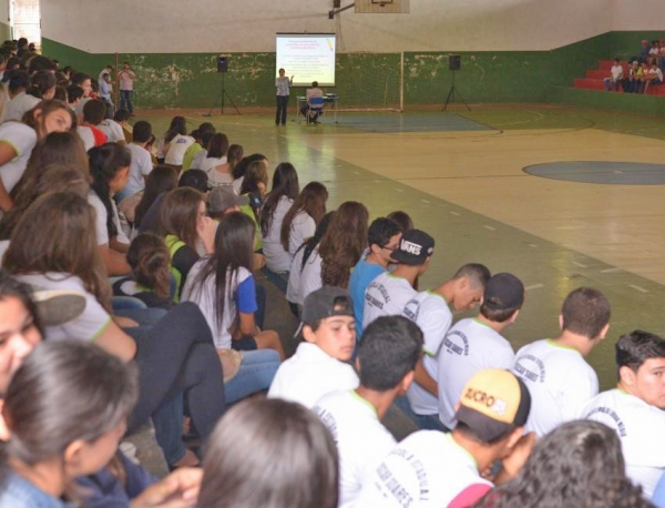 Palestra rene centenas de estudantes na Escola Estadual Oscar Soares