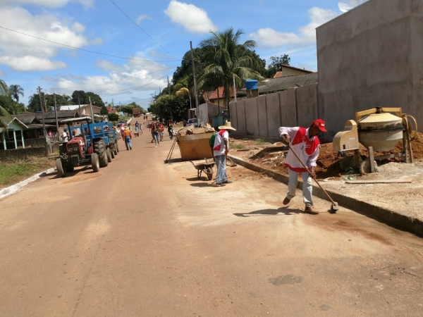 Igreja Adventista do Stimo Dia d exemplo de cidadania, faz limpeza e tapa buracos nas ruas prximas.