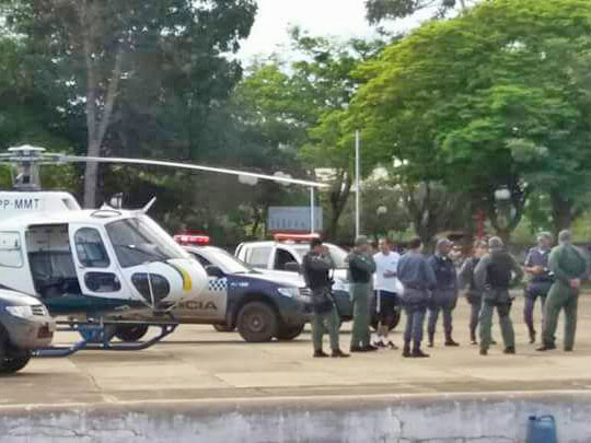 Helicptero e caminhonetes da Sesp-MT e caminhonetes do apoio na Operao Bairro Seguro na regio.