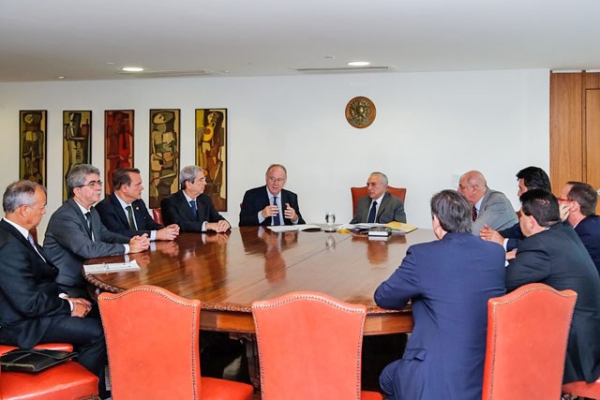 Dirigentes municipalistas apresentam pauta de reivindicaes ao presidente Michel Temer            