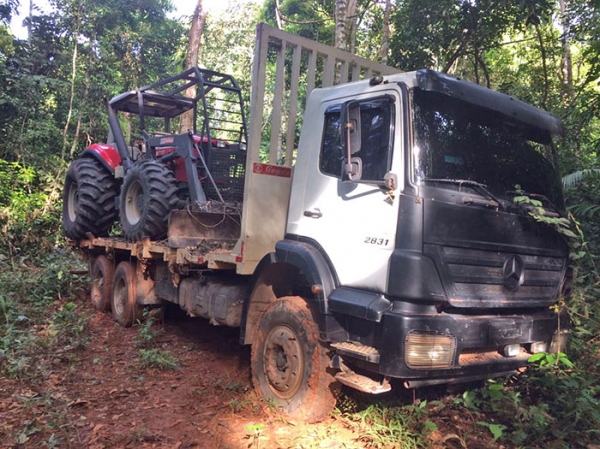 Caminho e trator furtados em Juara no ms de maro so recuperados no meio de uma mata.