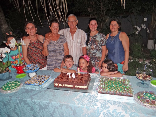 Em Porto dos Gachos, famlia e amigos comemoram os 74 anos do senhor Antnio Alves de Souza