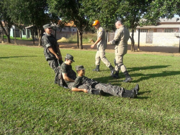 Bombeiros de Juna treinam atiradores do TG de Juara para primeiros socorros em acidentes e combate a incndios.