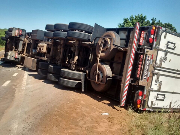 Carreta carregada de carne tomba na MT 325, entrada da ponte do Rio Arinos em Juara.