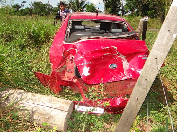 Carro fica completamente destrudo aps chocar-se na traseira de uma charrete na MT 338.