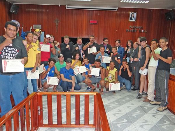 Cmara de Vereadores de Juara concede Moo de Aplauso para pugilistas por conquista do Hexacampeonato Estadual.