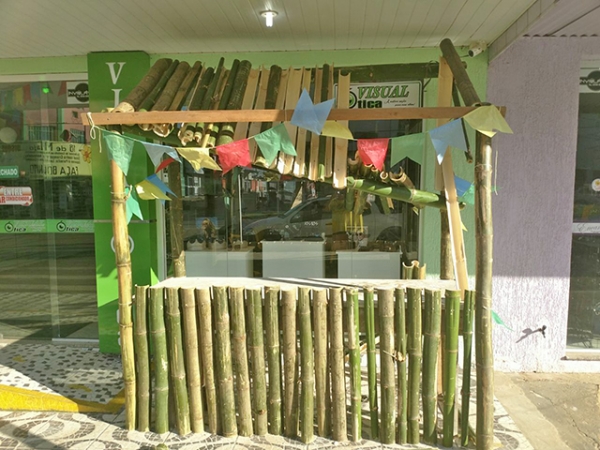 Vndalos destroem decorao junina de loja em Juara.