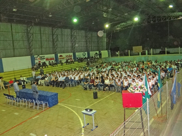 Pais, alunos, autoridades e sociedade participam da Aula Inaugural da Escola Militar Tiradentes.