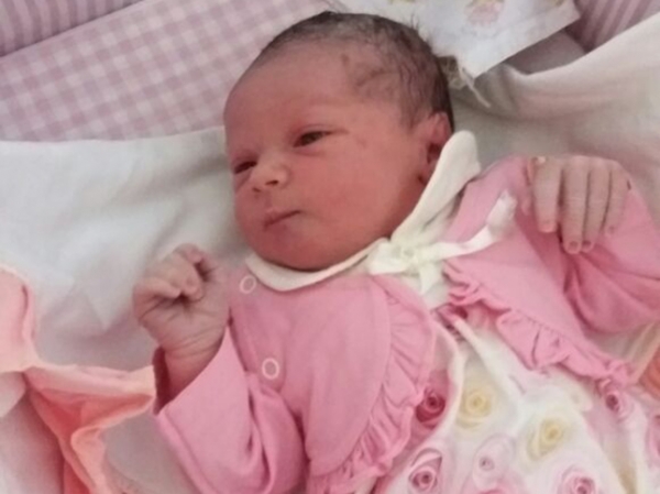 Nasce Laura, primeira filha de Katia Casto e Marcelo Gonalves Silveira.