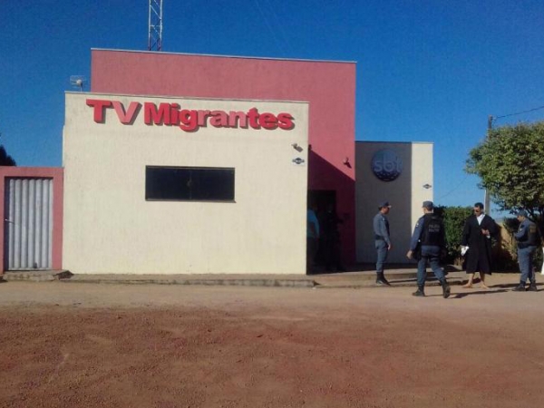 Promotor pblico toma banho de cerveja, quebra porta de emissora de TV e troca socos com PM em Guarant do Norte