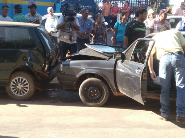 Trs veculos se envolvem em acidente no centro de Juara na manh deste sbado.